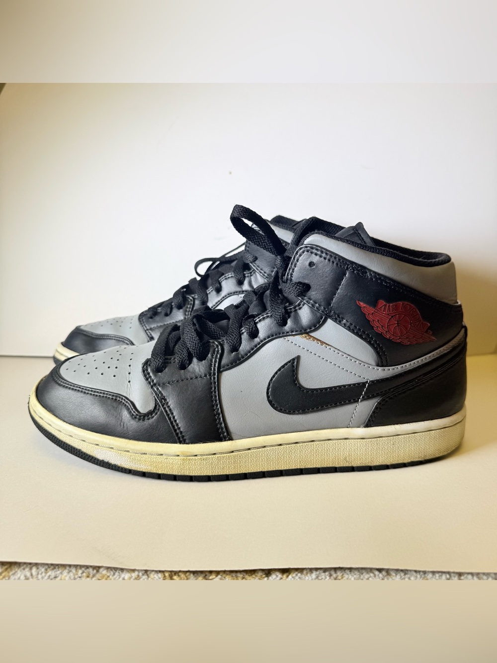 Nike Air Jordan 1 Mid Men’s Size 10.5 Black Gray Red Sneakers 554724-096